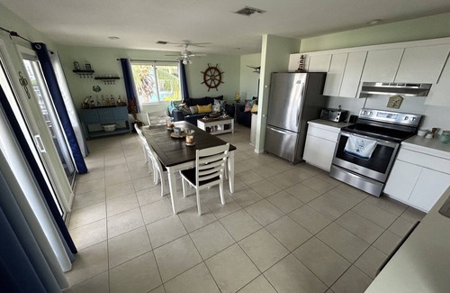 Cutthroat Harbor Estates Maison | Beautiful 2-bedroom canal home with peak-a-boo open water views in Cudjoe Key