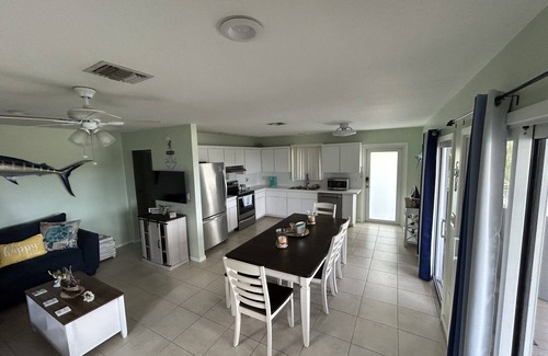 Cutthroat Harbor Estates Maison | Beautiful 2-bedroom canal home with peak-a-boo open water views in Cudjoe Key