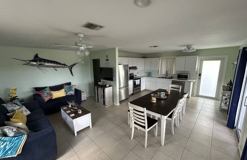 Cutthroat Harbor Estates Maison | Beautiful 2-bedroom canal home with peak-a-boo open water views in Cudjoe Key