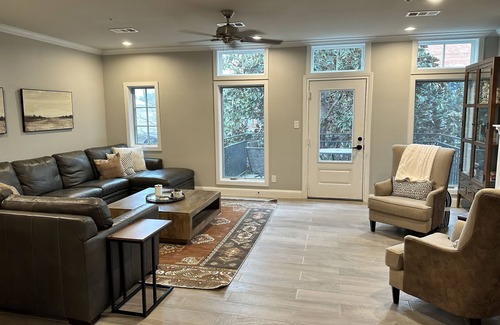 Sulphur Springs Appartement | Beautiful 2 BR 2 Bath Apt. in Historical Downtown-free Wifi-2 Private Balconies