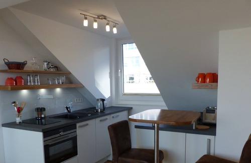 Wersten Appartement | Bel appartement mansardé de 2 pièces situé au centre du parc avec un lac.