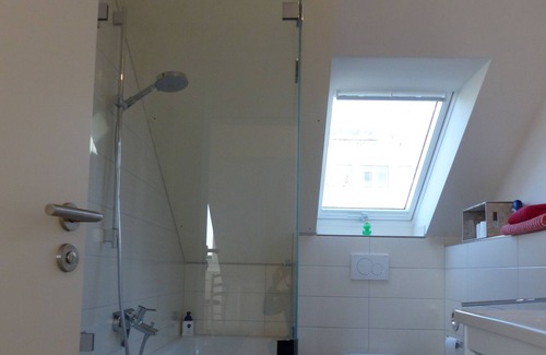 Wersten Appartement | Bel appartement mansardé de 2 pièces situé au centre du parc avec un lac.
