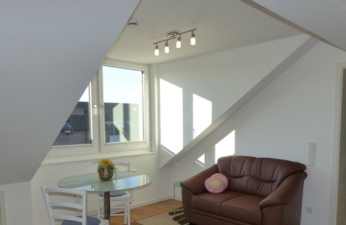 Wersten Appartement | Bel appartement mansardé de 2 pièces situé au centre du parc avec un lac.