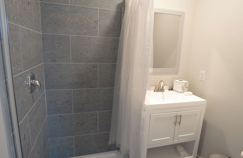 North End Copropriété | Beautiful 2BD / 2BA Condo, steps from Asbury Avenue. Sleeps up to 7!