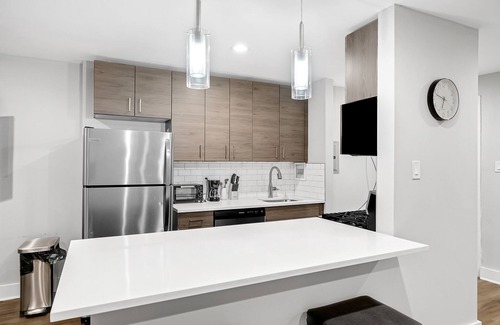 East Falls Appartement | Beautiful 2br Condo in a Highrise, Parking, Gym!