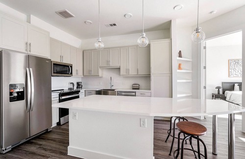 Highland Appartement | Beautiful 2BR in Highlands w/ Pool, W/D & Gym, walkable, by Blueground