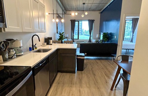 Elizabeth Appartement | Beautiful 2BR Next to Airport 9148