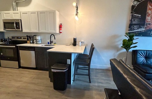 Elizabeth Appartement | Beautiful 2BR Next to Airport 9148
