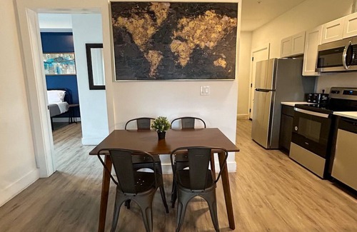 Elizabeth Appartement | Beautiful 2BR Next to Airport 9148