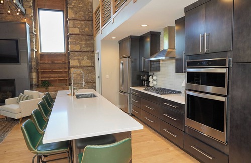 Utica Copropriété | Beautiful 3 bed 2.5 bath condo w/pullout sofa in downtown Utica