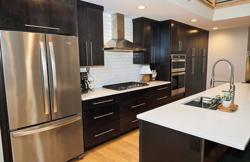 Utica Copropriété | Beautiful 3 bed 2.5 bath condo w/pullout sofa in downtown Utica