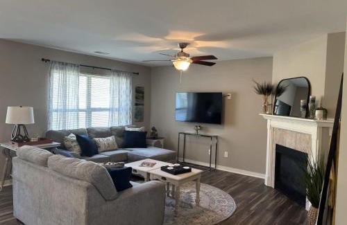 Loves Park Maison | Beautiful 3 bed 2 bath condo