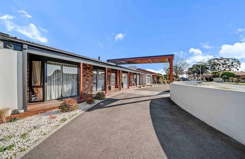 Queanbeyan West Maison | Beautiful 3 bedroom family home