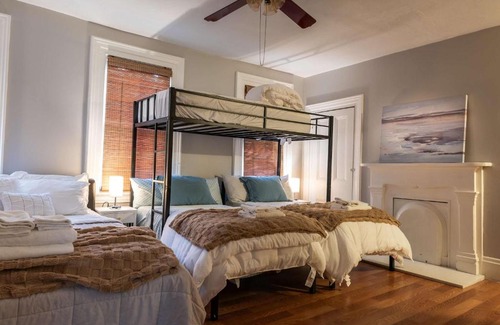 Central Northside Appartement | Beautiful 3-Bed Home w Parking Near AGH