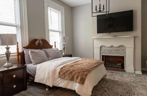 Central Northside Appartement | Beautiful 3-Bed Home w Parking Near AGH