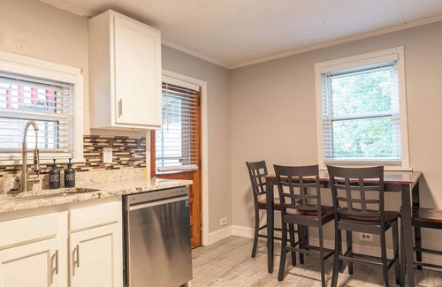 Central Northside Appartement | Beautiful 3-Bed w/ Parking Near AGH & Stadiums