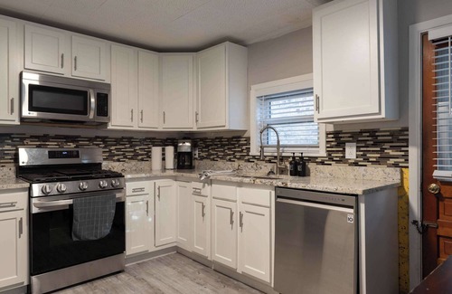 Central Northside Appartement | Beautiful 3-Bed w/ Parking Near AGH & Stadiums