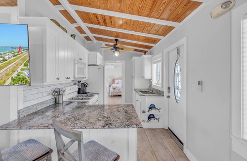 Summerland Key Maison | Beautiful 3 Bedroom Canal Front Home Located On A Private Airstrip