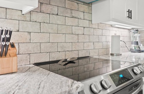 Flint Maison | Beautiful 3-bedroom, 2 Bath New Build Home on Lake Palestine with WiFi, AC