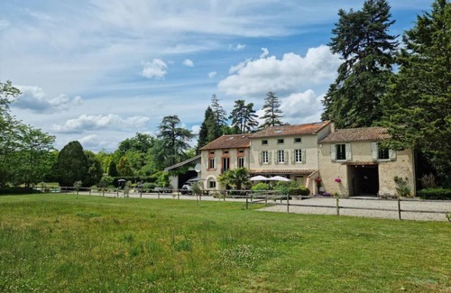 Mirepoix Maison | Beautiful 3 bedroom barn in large private gardens, with heated swimming pool