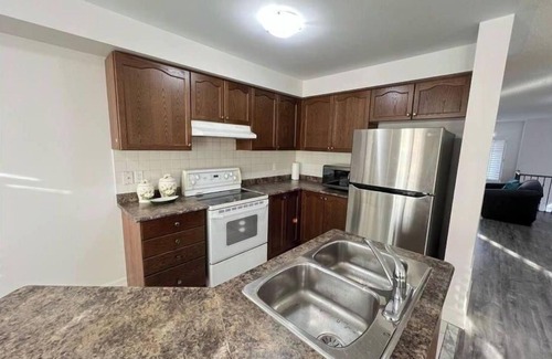 Meadowvale Village Maison | Beautiful 3 bedroom & 3-bathroom vacation home near Toronto Pearson Airport