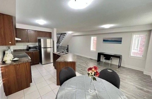 Meadowvale Village Maison | Beautiful 3 bedroom & 3-bathroom vacation home near Toronto Pearson Airport