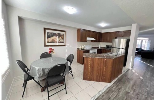 Meadowvale Village Maison | Beautiful 3 bedroom & 3-bathroom vacation home near Toronto Pearson Airport