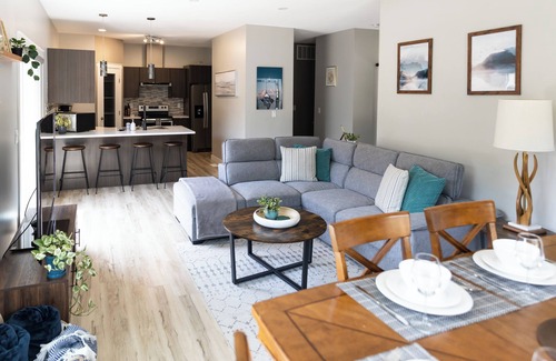 Revelstoke Maison | Beautiful 3 Bedroom House w/ Hot Tub & Private Yard - 2 Minutes to RMR