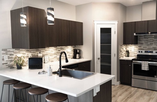 Revelstoke Maison | Beautiful 3 Bedroom House w/ Hot Tub & Private Yard - 2 Minutes to RMR