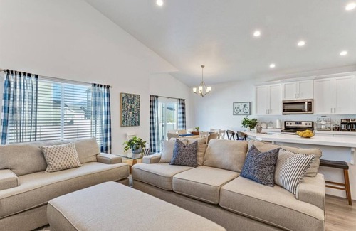 Orem Maison | Beautiful 3 bedrooms w/ Waffles and Pets Welcome!