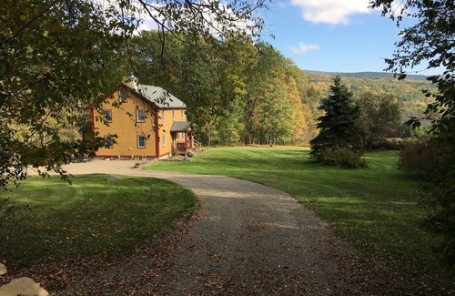 Brainard Maison | Belle 3 BR Berkshire Accueil - Vues sur la montagne et la vie privée sur 10 Acres