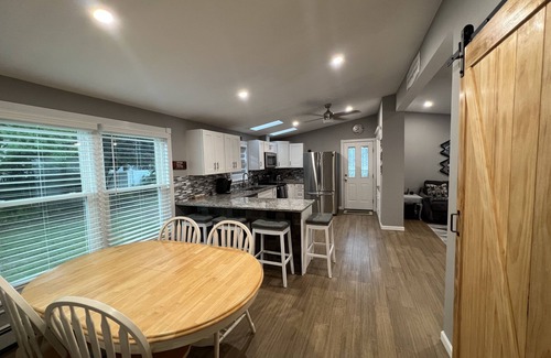 North Patchogue Maison | Beautiful 3 BR Full House w/ King Bed on Dead End- 5 min from town!