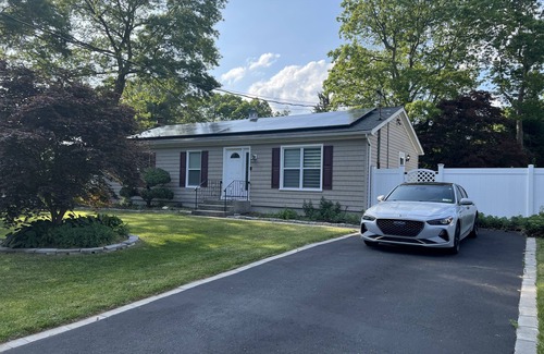 North Patchogue Maison | Beautiful 3 BR Full House w/ King Bed on Dead End- 5 min from town!