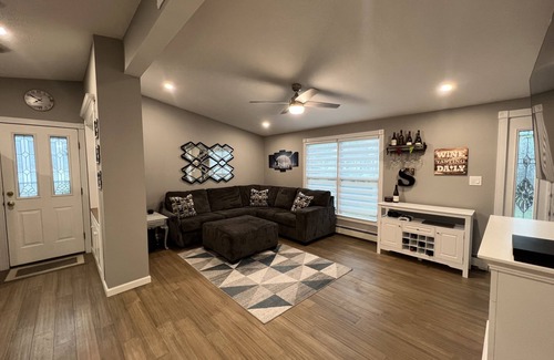 North Patchogue Maison | Beautiful 3 BR Full House w/ King Bed on Dead End- 5 min from town!