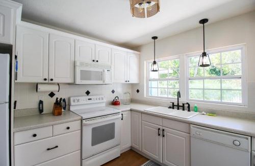 Gulf Gate Estates Maison | Beautiful 3 BR pool home minutes from Siesta Key - Blue Dolphin