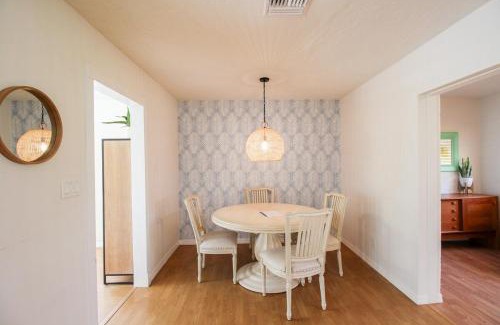 Gulf Gate Estates Maison | Beautiful 3 BR pool home minutes from Siesta Key - Blue Dolphin