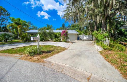 Gulf Gate Estates Maison | Beautiful 3 BR pool home minutes from Siesta Key - Blue Dolphin