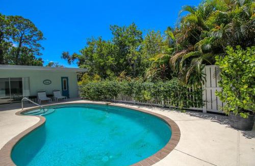 Gulf Gate Estates Maison | Beautiful 3 BR pool home minutes from Siesta Key - Blue Dolphin