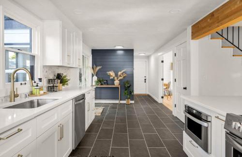 Spokane Maison | Beautiful 3 story villa with room for 17 people - outdoor POOL and indoor SAUNA