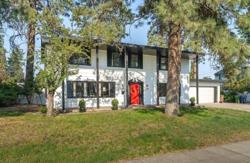 Spokane Maison | Beautiful 3 story villa with room for 17 people - outdoor POOL and indoor SAUNA