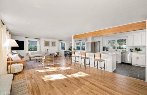 Spokane Maison | Beautiful 3 story villa with room for 17 people - outdoor POOL and indoor SAUNA