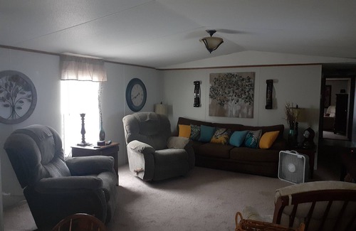 Catherine Maison | Beautiful 3bd 2 ba with 3 door shop access