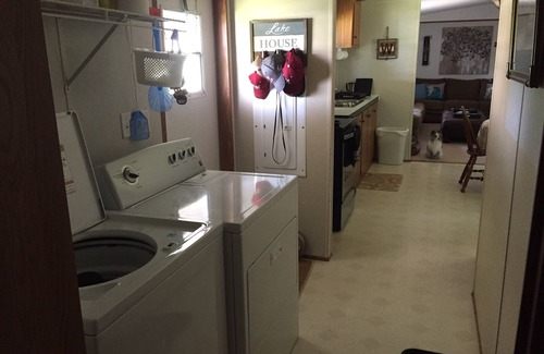 Catherine Maison | Beautiful 3bd 2 ba with 3 door shop access