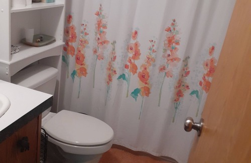 Catherine Maison | Beautiful 3bd 2 ba with 3 door shop access