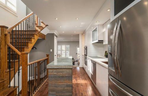 Old East York Maison | Beautiful 3BR House in the Heart of Greek Town