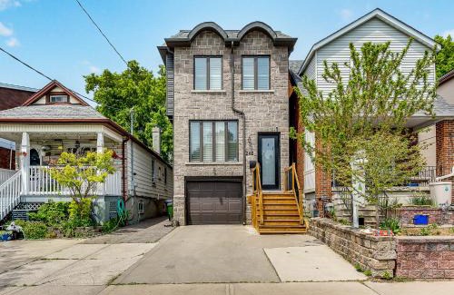 Old East York Maison | Beautiful 3BR House in the Heart of Greek Town