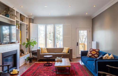 Old East York Maison | Beautiful 3BR House in the Heart of Greek Town