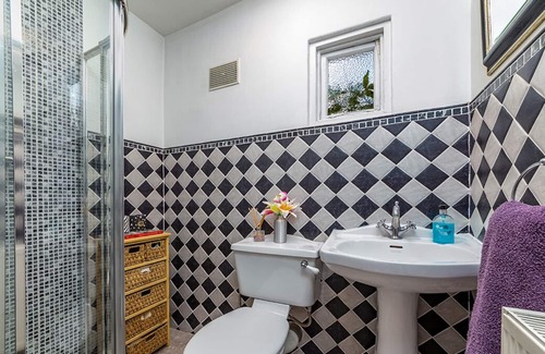 Redbridge Maison | Beautiful 4 bed 3 bath family home next to parks, shops, central London trains