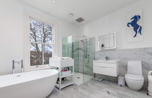 Redbridge Maison | Beautiful 4 bed 3 bath family home next to parks, shops, central London trains