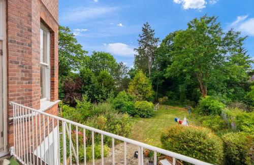 Frognal and Fitzjohns Maison | Beautiful 4 bed in Hampstead with Garden & Parking
